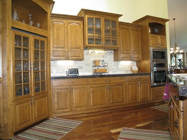 Модель восстановления изображений, обученная на наборе данных LVIS, успешно воссоздает недостающие фрагменты на изображениях, формируя полные триплеты объектов.