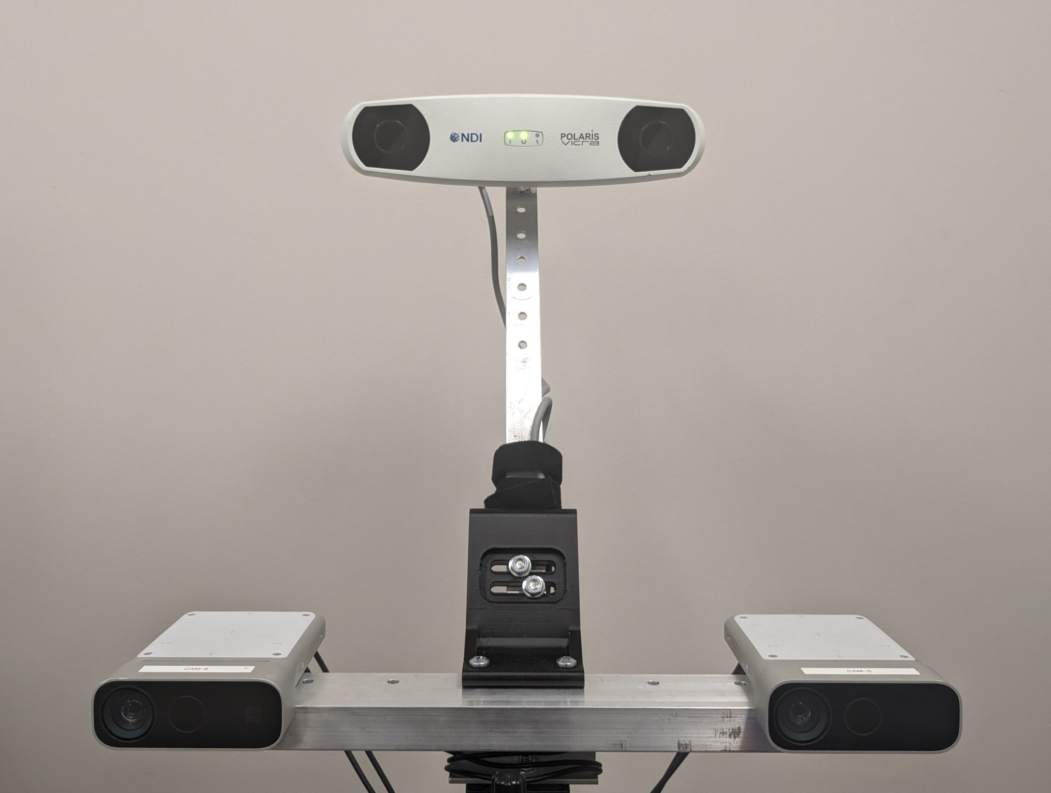 Разработана экспериментальная система нейронавигации, использующая две камеры Azure Kinect DK для отслеживания положения в пространстве без применения ретрорефлекторных маркеров, в отличие от традиционных коммерческих систем, полагающихся на эти маркеры и стереокамеру NDI Polaris Vicra для обеспечения точности позиционирования.