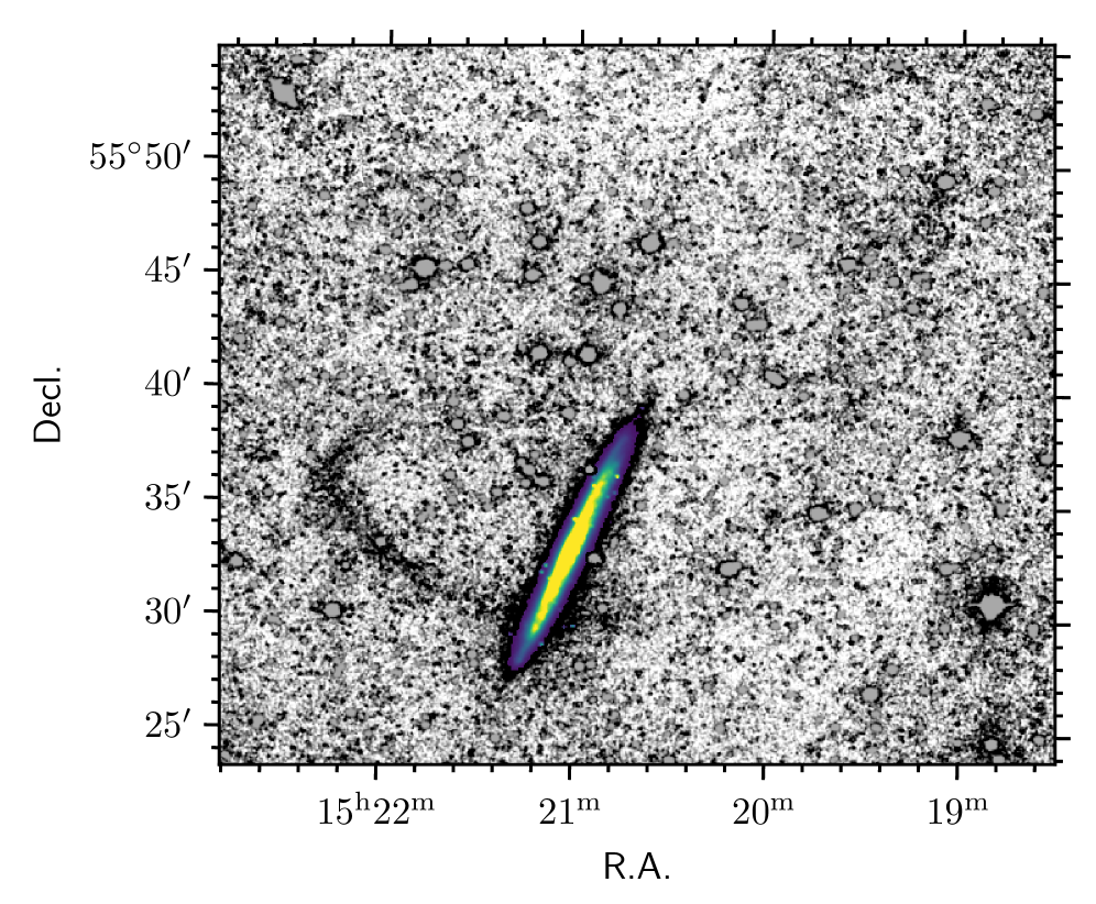На изображении показана структура звездного потока, связанного с галактикой NGC 5907, где цветными пикселями выделена область диска галактики с яркостью более 27 mag arcsec⁻², а заметный изогнутый звездный поток простирается к востоку от нее.