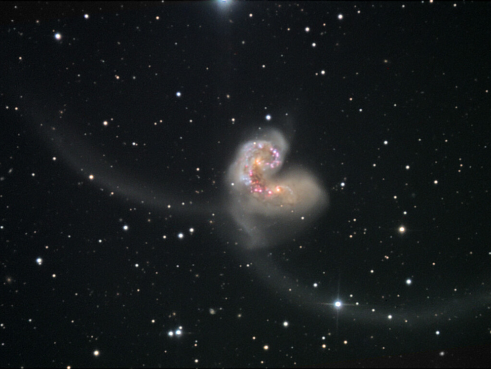 На изображении представлены приливные хвосты галактик-антенн, образующиеся в результате их столкновения, с полем зрения примерно <span class="katex-eq" data-katex-display="false">16^{\prime}\times 12^{\prime}</span>.